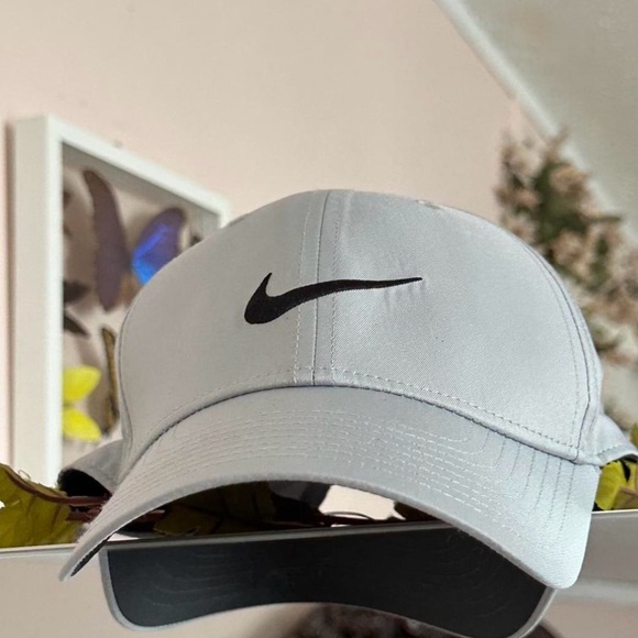 Nike women’s  Gray Cap - Picture 1 of 1